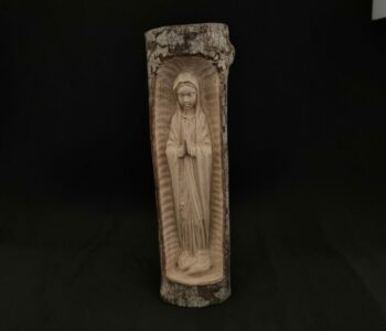 Statuette Vierge Marie taillée avec du bois brut fanazava,  un bois médicinal et endémique de Madagascar.