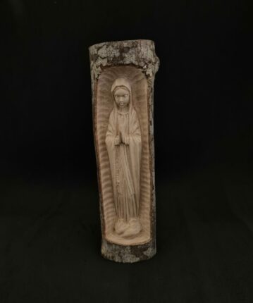 Crèches de Noël Noël, fêtes paroissiales, les crèches sculptées dans du pin sont très convoités mais requiert un bon entretien et stockage.