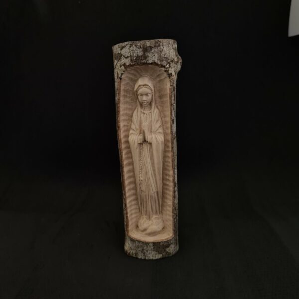 Statuette Vierge Marie taillée avec du bois brut fanazava, un bois médicinal et endémique de Madagascar.