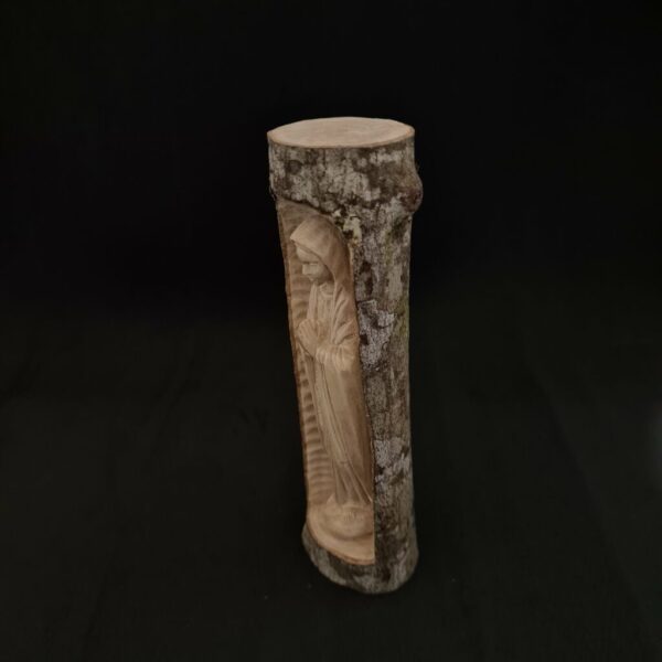 Statuette Vierge Marie taillée avec du bois brut fanazava,  un bois médicinal et endémique de Madagascar. – Image 2