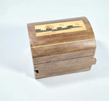 Boîte en bois de palissandre et pin sous forme de malle avec marqueterie. Fermeture secrete.