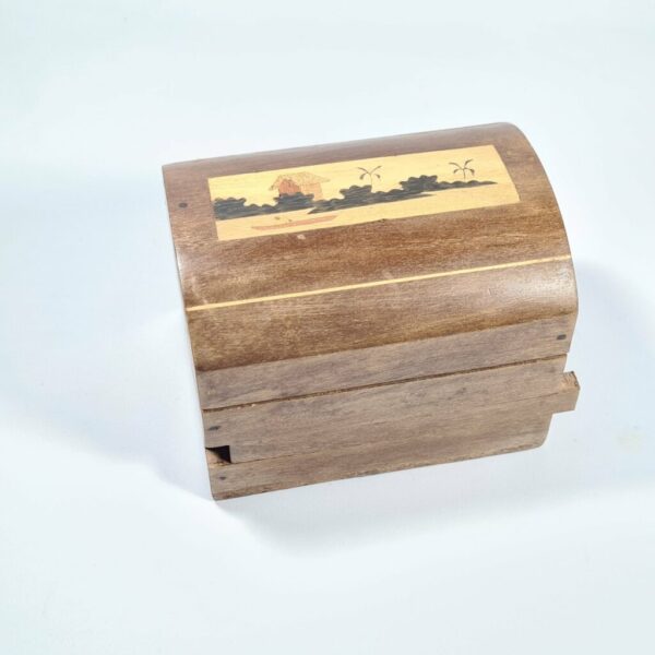 Boîte en bois de palissandre et pin sous forme de malle avec marqueterie. Fermeture secrete.