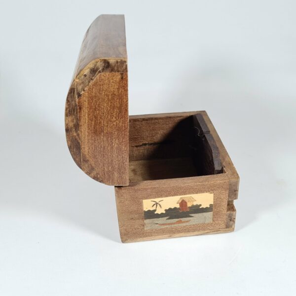 Boîte en bois de palissandre et pin sous forme de malle avec marqueterie. Fermeture secrete. – Image 2