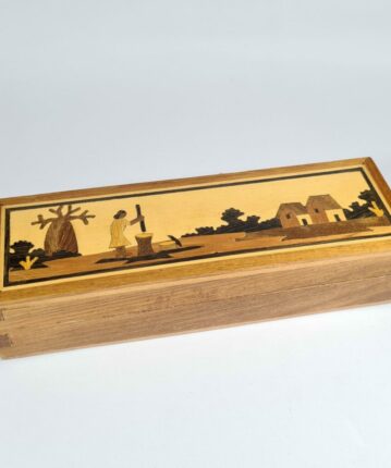 Marqueterie du quotidien Boites pour décorer et ranger vos petits objets. Souvent ornementés d'objets ou dessins en marqueterie.