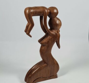 Statuette Femme portant un enfant en bois 20cm