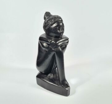 Statuette femme assise en bois de 20 cm