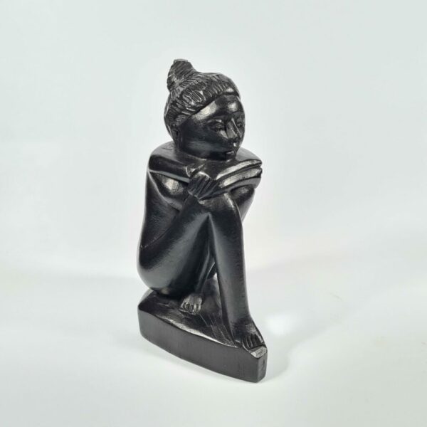 Statuette femme assise en bois de 20 cm