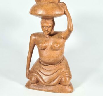 Statuette femme assise en bois de palissandre 22 cm