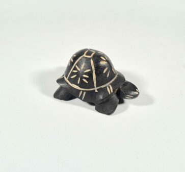 Tortue en bois ordinaire teintée en noir