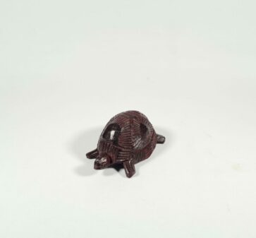 Tortue en bois sombre