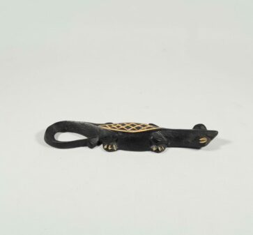 Petit lézard en bois ordinaire, teinté noir
