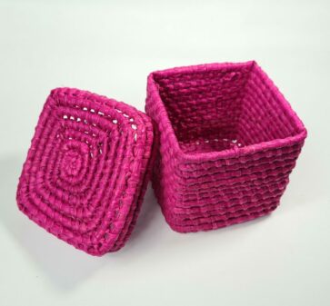 Boite tissé en raphia fushia