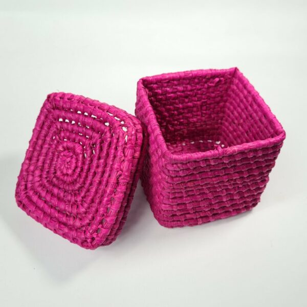 Boite tissé en raphia fushia