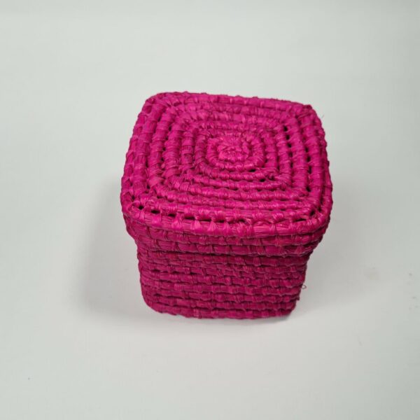 Boite tissé en raphia fushia