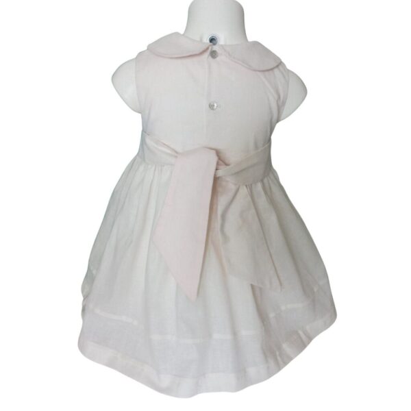 14 Robe doublée, brodée smoke en lin blanc cassé 2 ans