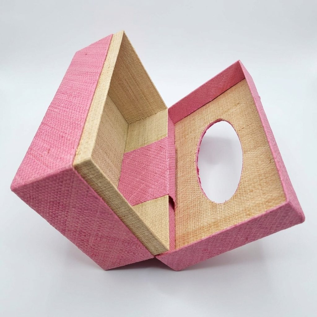 Boîte à Mouchoirs Artisanale en Raphia Naturel Enhanced.jpg Boîte à Mouchoirs Artisanale en Raphia Naturel